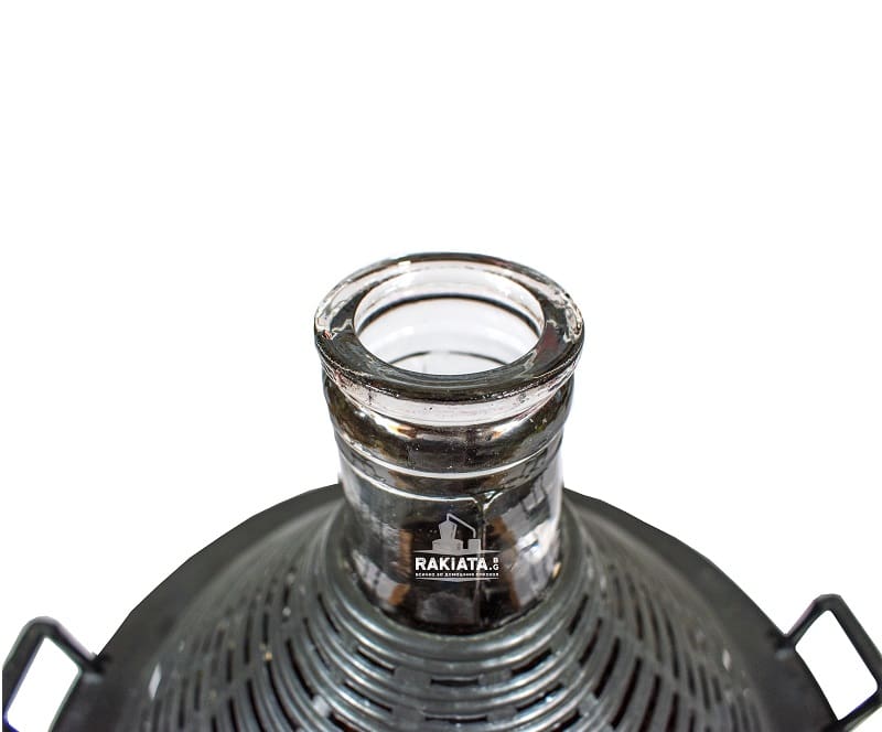 Стъклена дамаджана за съхранение на вино, ракия, плодови сокове и други. Съхранявнето на хранителни продукти в стъклени опаковки е за предпочитане пред тези изработени от пластмаса. От здравословна гледна точка, предимството на стъклото е че не е инертен материал, не се смесва с продуктите които се съхраняват в него и не променя техния състав. Стъклото е най - подходящия материал за запазване на хранителните качества на напитките, тъй като не пропуска навлизането на въздух или други газове които биха допринесли за развиване на процеси влошаващи качеството на продукта.