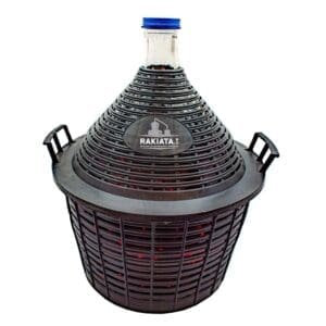 Стъклена дамаджана за съхранение на вино, ракия, плодови сокове и други. Съхранявнето на хранителни продукти в стъклени опаковки е за предпочитане пред тези изработени от пластмаса. От здравословна гледна точка, предимството на стъклото е че не е инертен материал, не се смесва с продуктите които се съхраняват в него и не променя техния състав. Стъклото е най - подходящия материал за запазване на хранителните качества на напитките, тъй като не пропуска навлизането на въздух или други газове които биха допринесли за развиване на процеси влошаващи качеството на продукта.