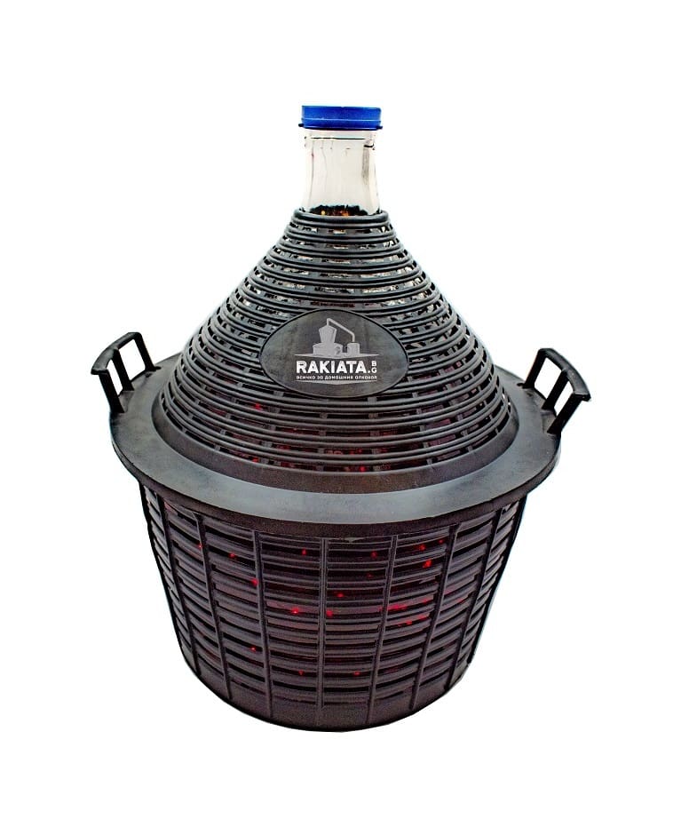 Стъклена дамаджана за съхранение на вино, ракия, плодови сокове и други. Съхранявнето на хранителни продукти в стъклени опаковки е за предпочитане пред тези изработени от пластмаса. От здравословна гледна точка, предимството на стъклото е че не е инертен материал, не се смесва с продуктите които се съхраняват в него и не променя техния състав. Стъклото е най - подходящия материал за запазване на хранителните качества на напитките, тъй като не пропуска навлизането на въздух или други газове които биха допринесли за развиване на процеси влошаващи качеството на продукта.