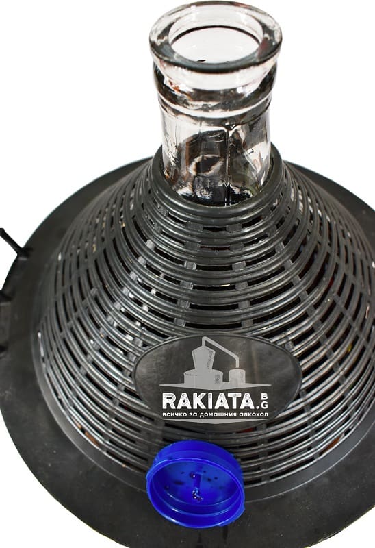 Стъклена дамаджана за съхранение на вино, ракия, плодови сокове и други. Съхранявнето на хранителни продукти в стъклени опаковки е за предпочитане пред тези изработени от пластмаса. От здравословна гледна точка, предимството на стъклото е че не е инертен материал, не се смесва с продуктите които се съхраняват в него и не променя техния състав. Стъклото е най - подходящия материал за запазване на хранителните качества на напитките, тъй като не пропуска навлизането на въздух или други газове които биха допринесли за развиване на процеси влошаващи качеството на продукта.