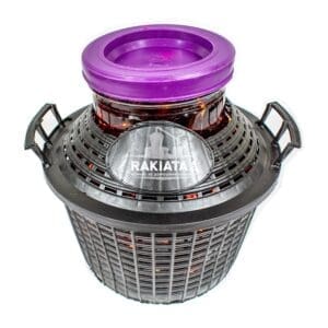 Стъклена дамаджана за съхранение на вино, ракия, плодови сокове и други. Съхранявнето на хранителни продукти в стъклени опаковки е за предпочитане пред тези изработени от пластмаса. От здравословна гледна точка, предимството на стъклото е че не е инертен материал, не се смесва с продуктите които се съхраняват в него и не променя техния състав. Стъклото е най - подходящия материал за запазване на хранителните качества на напитките, тъй като не пропуска навлизането на въздух или други газове които биха допринесли за развиване на процеси влошаващи качеството на продукта.