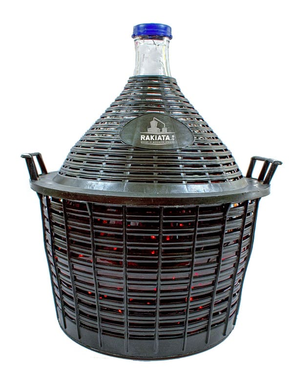 Стъклена дамаджана за съхранение на вино, ракия, плодови сокове и други. Съхранявнето на хранителни продукти в стъклени опаковки е за предпочитане пред тези изработени от пластмаса. От здравословна гледна точка, предимството на стъклото е че не е инертен материал, не се смесва с продуктите които се съхраняват в него и не променя техния състав. Стъклото е най - подходящия материал за запазване на хранителните качества на напитките, тъй като не пропуска навлизането на въздух или други газове които биха допринесли за развиване на процеси влошаващи качеството на продукта.